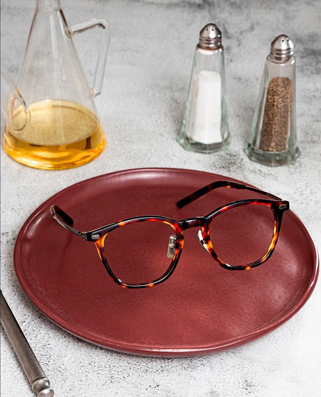 Vitrine com armações de óculos em diferentes formatos redondo, quadrado e gatinho.