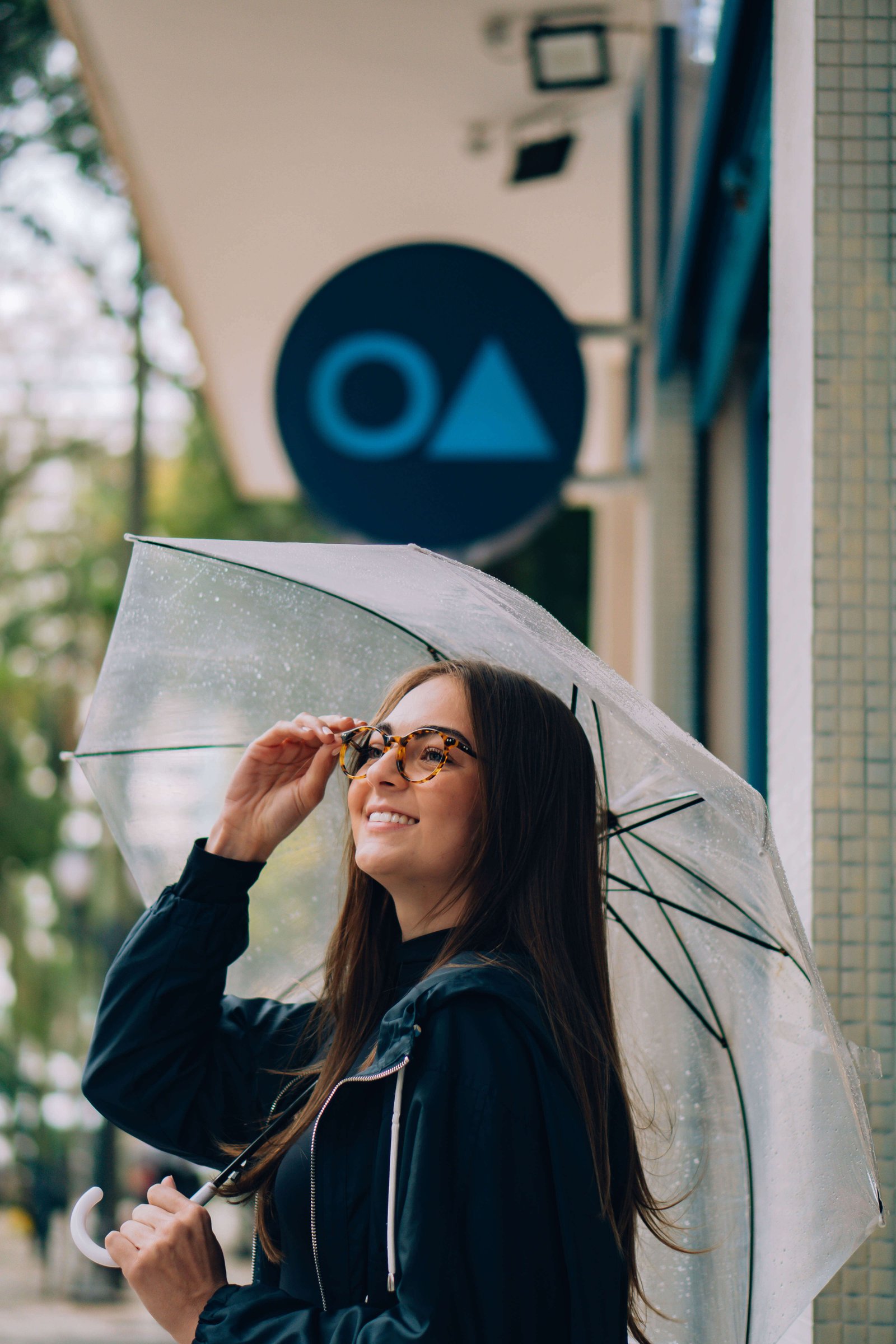 consultora de visagismo atendendo cliente